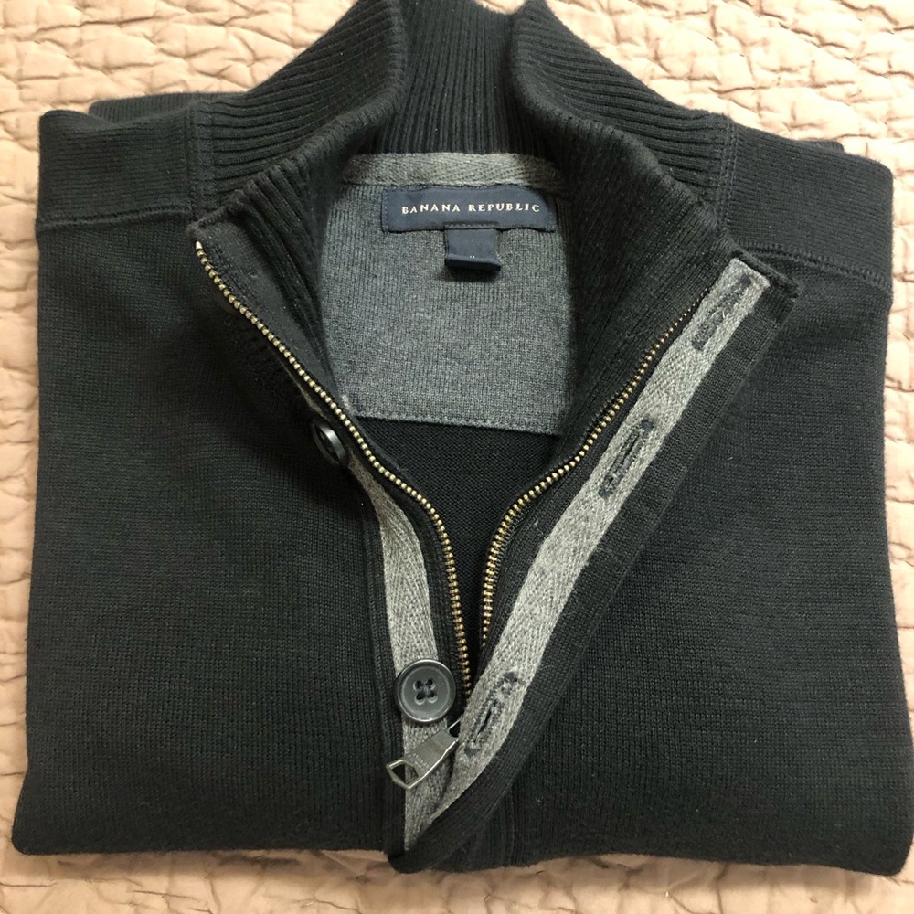 BANANA REPUBLIC men’s black sweater. Zip and buttons at neck. EUC SIZE XL